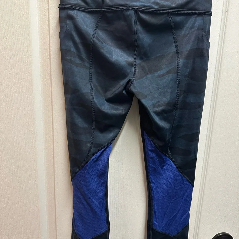 Lululemon woman Black and Blue Camouflage Leggings size 4/ NWOT#590